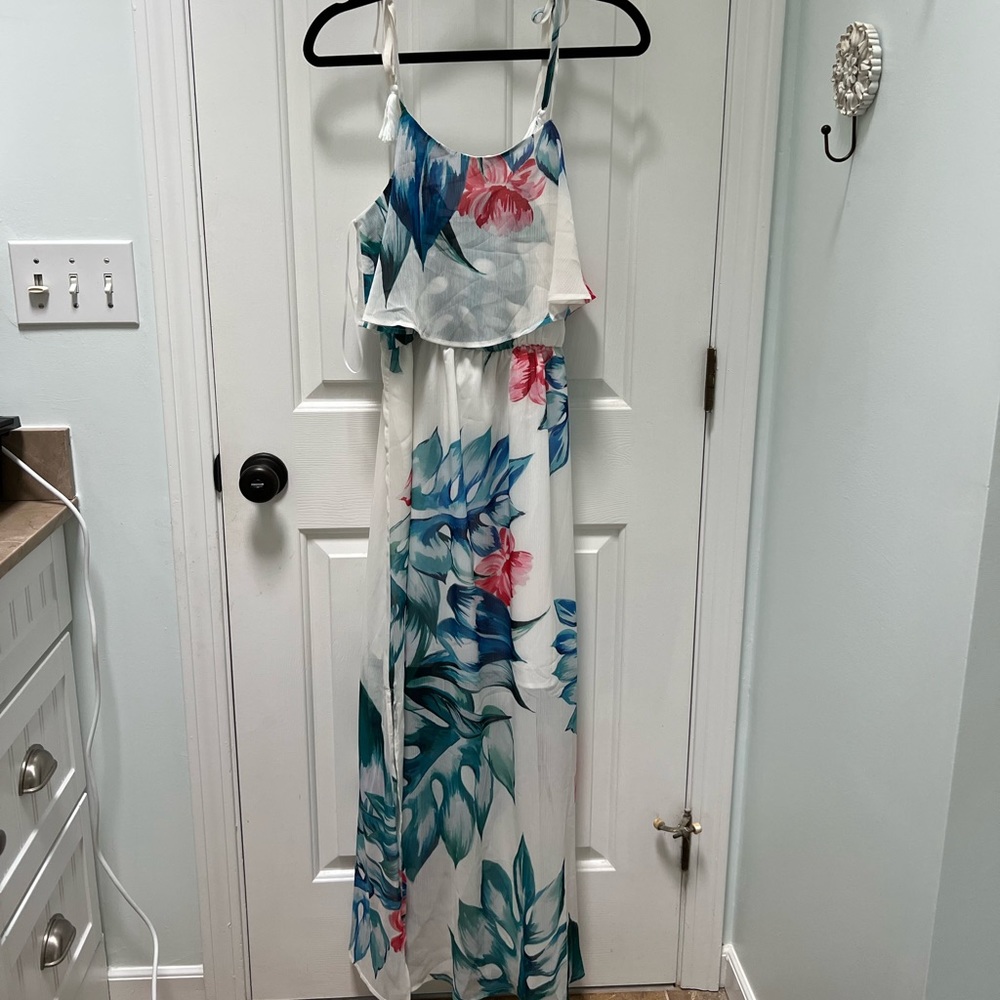Vici Tropical maxi dress size medium 
Never worn! NWT